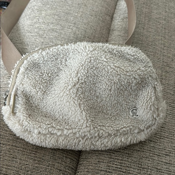lululemon athletica Sherpa Crossbody Bag - Cream - Picture 1 of 4